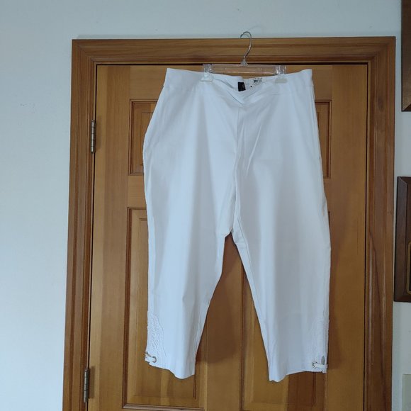 JM Collection Denim - JM Collection Women's Bright White Capris w/Lace at Hem, XXL